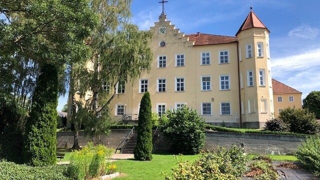 Das Schloss Mengkofen ist nun Teil der PhysioKlinik im Aitrachtal.