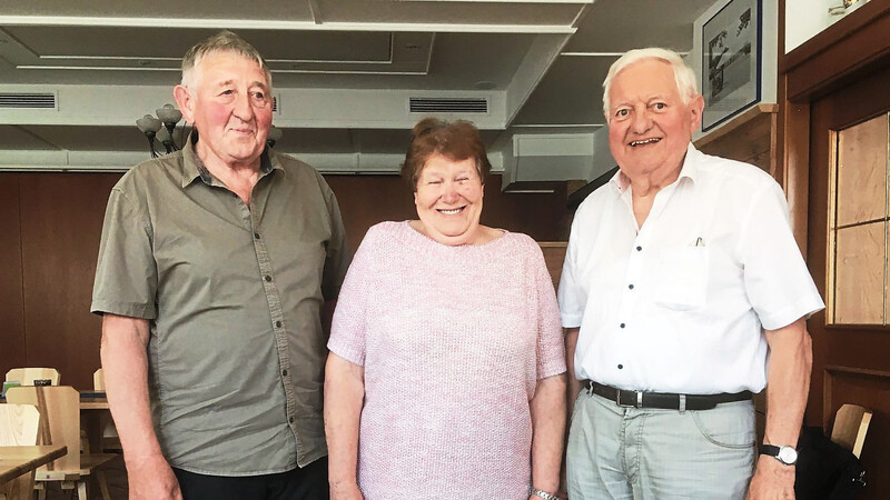 Franz Zierer und Anna Kirchermeier sind gleichberechtigte Vorsitzende des Seniorenclubs. Hier mit Altbürgermeister Norbert Bauer (links).