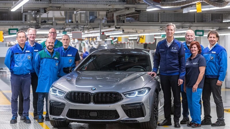 Zwei Neue für das BMW Werk Dingolfing: Werkleiter Christoph Schröder feiert gemeinsam mit Führungskräften und Mitarbeitern den Produktionsstart des neuen BMW M8 Gran Coupé.