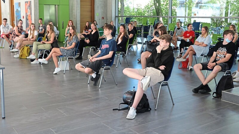 Den Notenbogen bekamen am Freitag in ganz Bayern die Schüler überreicht. Am Von-Müller-Gymnasium wurden die Stühle auseinandergerückt.