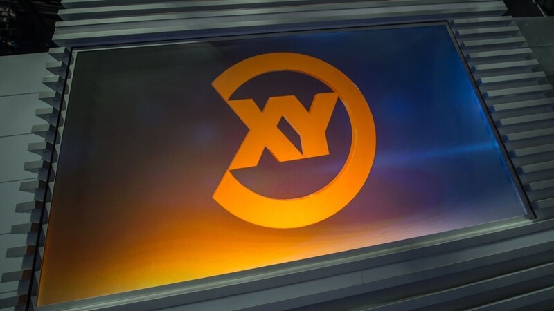 Eine Projektion des Logos von "Aktenzeichen XY ... ungelöst" ist an einer Glasscheibe zu sehen.