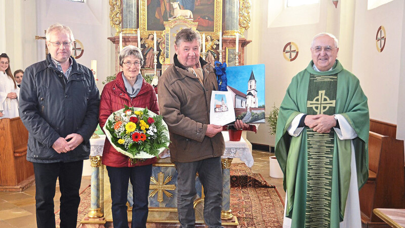 Pfarrer Johann Schober, Rosmarie und Jakob Maierbeck mit Kirchenpfleger Anton Diewald (v.r.).