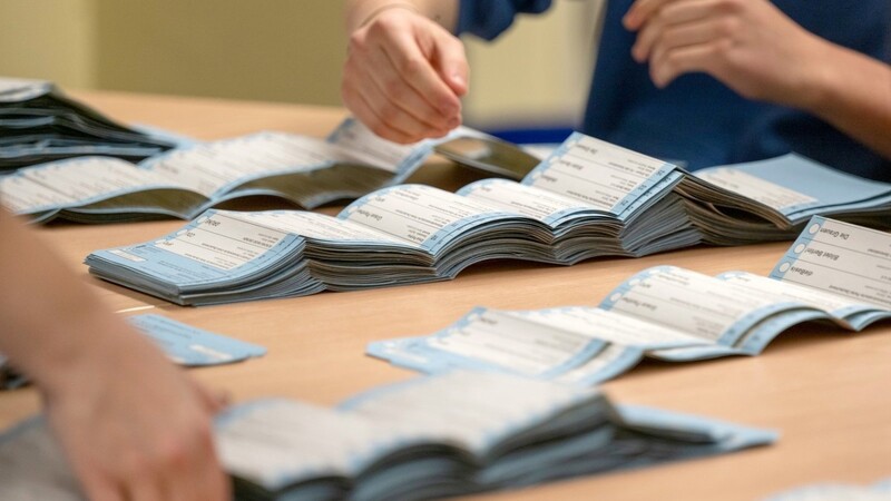 Berlin hat bei der Wahl zum Abgeordnetenhaus stapelweise Briefwahlumschläge verbummelt.