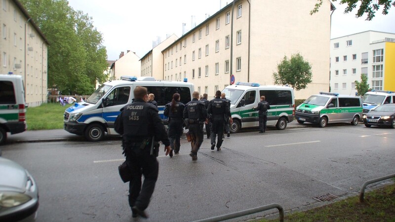 Die Polizei hat am Dienstagabend routinemäßig Asylbewerberunterkünfte in Landshut und Altheim durchsucht.
