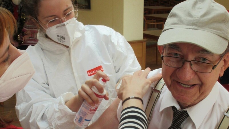 Im Seniorenwohnsitz Hofberg erhielten die Bewohner an Neujahr die erste von zwei Impfdosen.