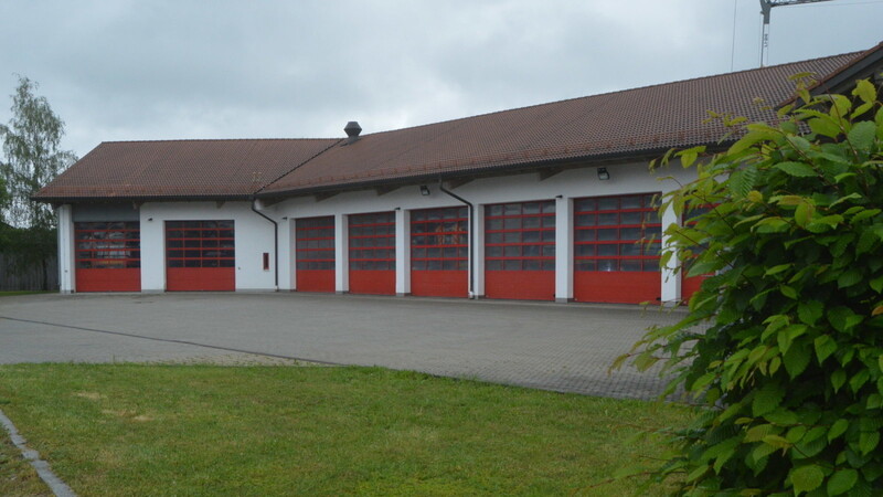 Als "nie endende Geschichte" wurde die Sanierung des maroden Hallenbodens des Geisenhausener Feuerwehrgerätehauses bezeichnet.