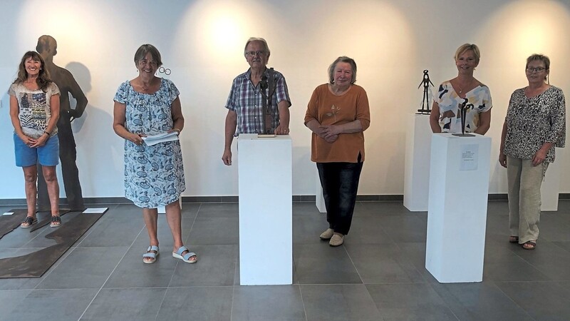 Die beiden Vorsitzenden Doris Eichelberger und Sylvia Geßl (v.l.) freuen sich mit den Künstlern auf die Ausstellungswochenenden.