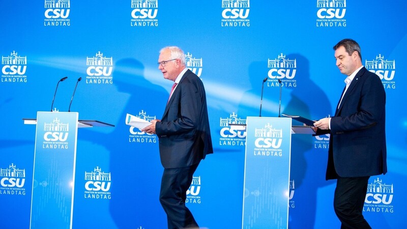 Ministerpräsident Markus Söder (r.) und CSU-Fraktionschef Thomas Kreuzer schreiten zur Verkündung.