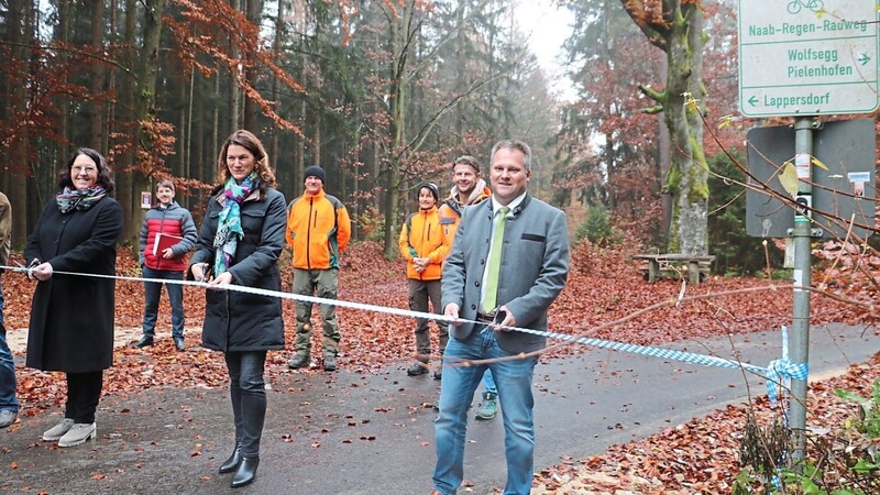 Wolfseggs Bürgermeister Roland Frank, Landrätin Tanja Schweiger und die Vertreterin der Regierung der Oberpfalz, Kerstin Daller (von rechts) übergaben den neuen Radweg seiner Bestimmung.