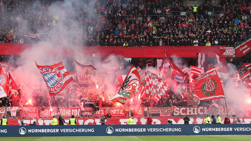 Die Ultras des FC Bayern sorgen für Spielverzögerung.