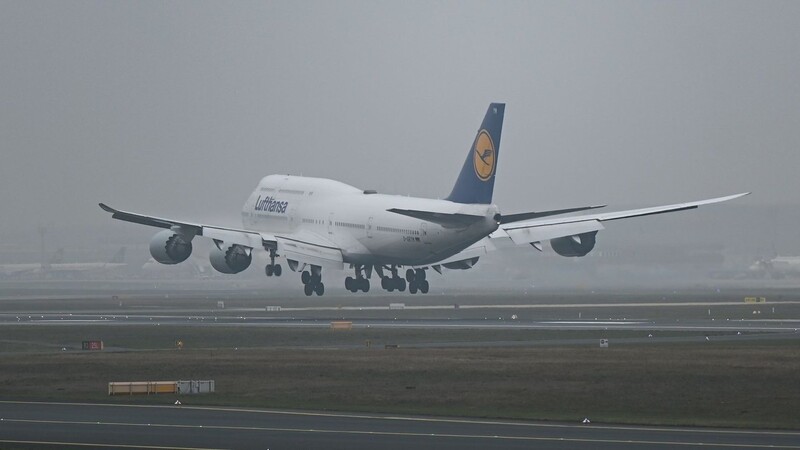 Eine Boeing 747-400 der Lufthansa landet am Nachmittag auf dem Frankfurter Flughafen.
