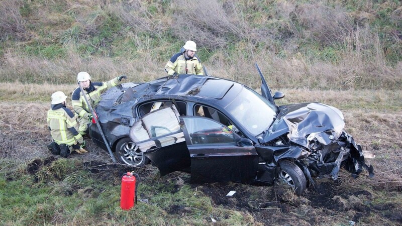 Ein Verletzter und zwei total demolierte Autos sind die Bilanz eines Unfalls auf der A92 am Montagnachmittag.