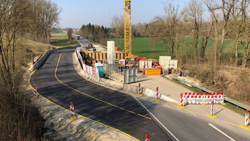 Die Brückenarbeiten bei Viecht und Tiefenbach liegen aktuell im Zeitplan und sollen auch in den kommenden Wochen weiterlaufen - trotz Corona-Pandemie.
