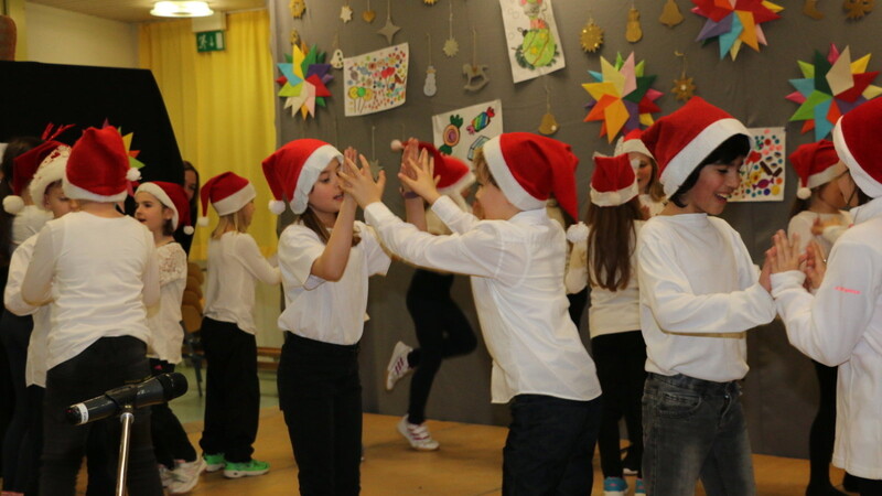 Tanzende Weihnachtsmänner sorgten für Kurzweil.