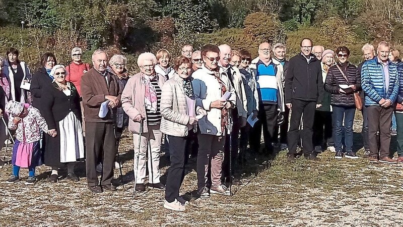 Geführt wurden die Teilnehmer von Pfarrer Wolfgang Hierl, der am Staudamm Altheim eine Andacht hielt und den Anwesenden erklärte, dass jeder Mensch seine Ernte einbringe.