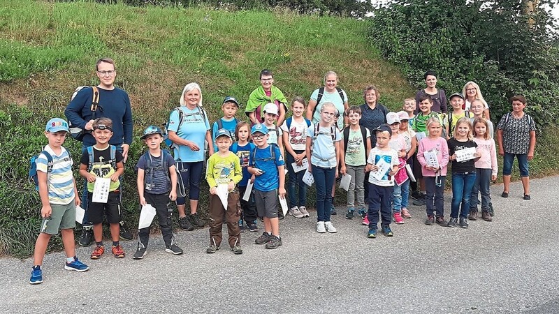 23 Kinder haben sich mit der "Turn dich fit"-Gruppe des SV Neuhausen aufgemacht, um die Spuren der Waldwichtel zu finden.