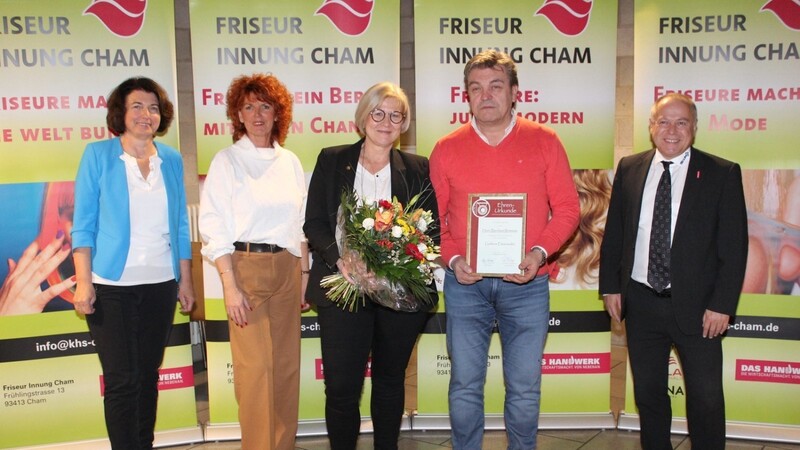 Maria Grimm (mitte) und Bernhard Reitmeier (2. von rechts) wurden mit der Goldenen Ehrennadel der Friseur-Innung ausgezeichnet.