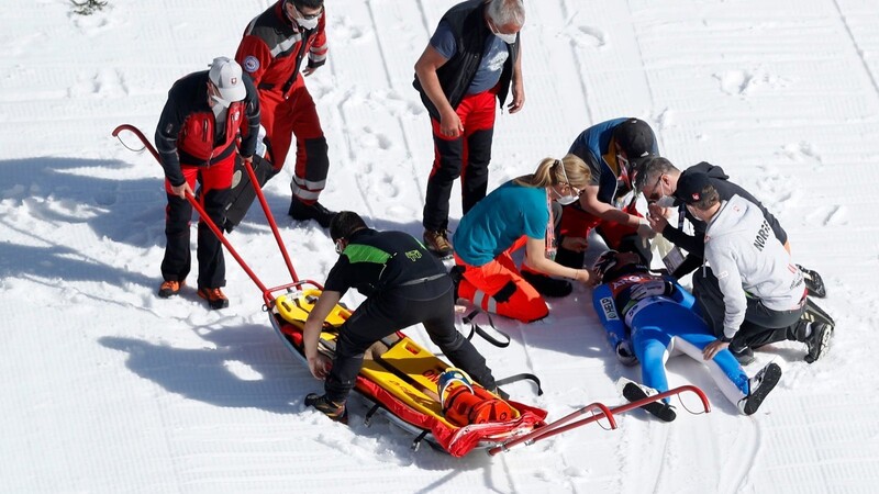 Sanitäter kümmern sich um Daniel Andre Tande aus Norwegen, nachdem er gestürzt ist. Skiflug-Weltmeister Daniel Andre Tande ist im slowenischen Planica schwer gestürzt und musste ins Krankenhaus gebracht werden.