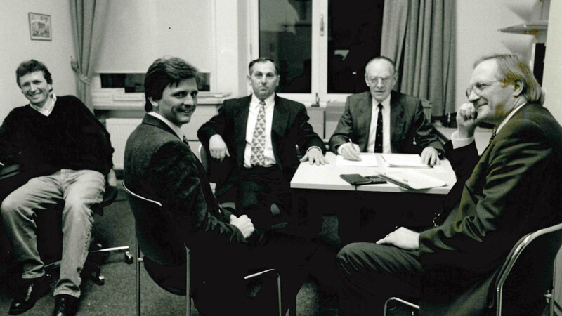 Die drei Kandidaten vor der Wahl 1996: Helmut Haider (2. von links), Gottfried Baumann (3. von links) und der Amtsinhaber Peter Barteit (rechts). Außerdem noch mit auf dem Bild Heinz Schwimmer von der Stadtverwaltung Vilsbiburg (links) und Zweiter Bürgermeister Gerhard Nord (4. von links).