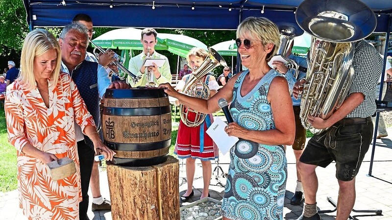 Mit einem einzigen beherzten Schlag trieb Bürgermeisterin Susanne Hoyer den Zapfhahn in das Bierfass.