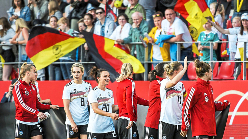 MINUTENLANG BEGEISTERT GEFEIERT werden die deutschen Fußballerinnen nach ihrem 2:0-Sieg bei der WM-Generalprobe gegen Chile in der Regensburger Continental Arena.
