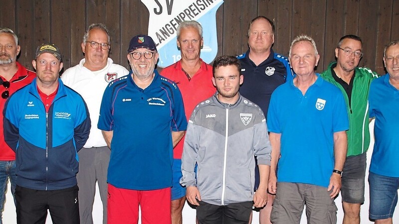 Die neun Mannschaftsführer des ersten Turniertages wurden im Beisein von stellvertretendem Sportwart Peter Schottel (r.) mit Sachpreisen ausgezeichnet.