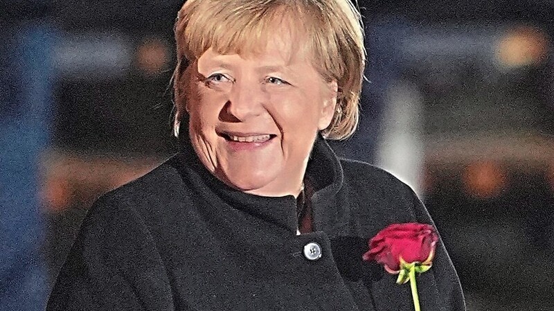Mit einem Lächeln und einer Rose in der Hand hat sich Bundeskanzlerin Angela Merkel (CDU) nach 16 Jahren Amtszeit verabschiedet.