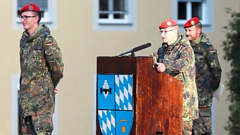 Bataillonskommandeur Oberstleutnant Ingolf Seifert (Mitte) bei seiner Ansprache.