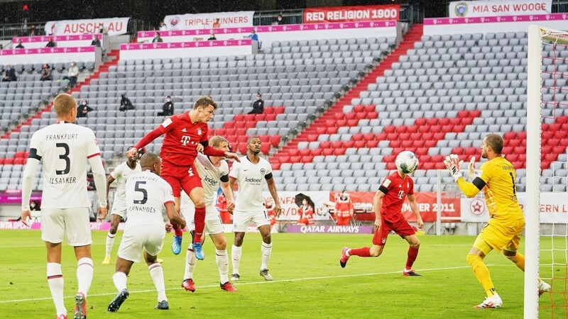 INTERESSANTE DUELLE lieferten sich in jüngster Zeit der FC Bayern - Benjamin Pavard beim Kopfball - und Eintracht Frankfurt.