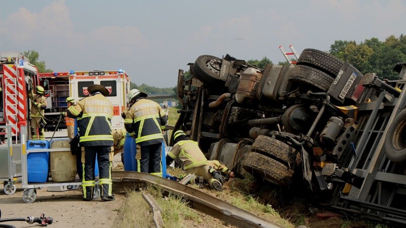 Unfall am Freitagmittag auf der A3 bei Rosenhof (Kreis Regensburg). Dort landete ein Lkw im Straßengraben.
