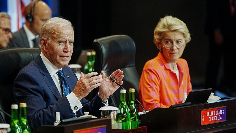 Die protektionistische Klimapolitik von US-Präsident Joe Biden bringt ihm mehr ein als nur strenge Seitenblicke von EU-Kommissionspräsidentin Ursula von der Leyen wie hier beim G-20-Gipfel. In der EU wird diskutiert, die USA vor der Welthandelsorganisation zu verklagen. Ein Wirtschaftskrieg scheint kaum noch abwendbar.