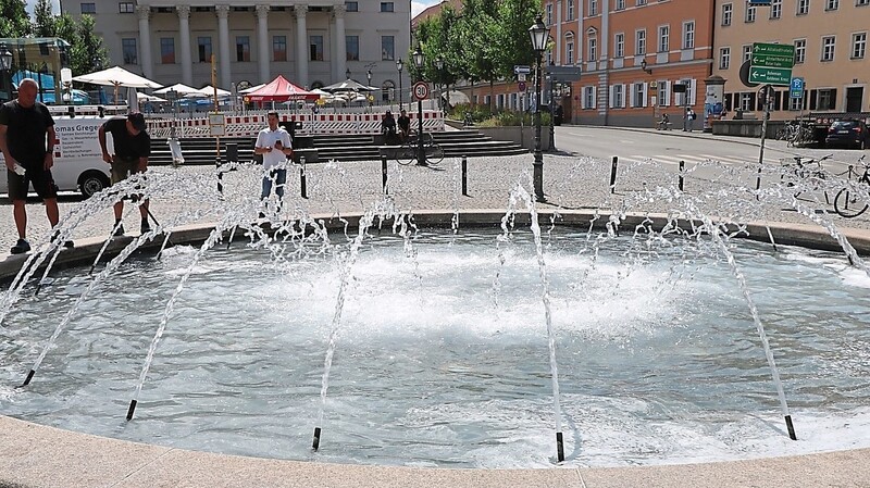 Wasserspiele wie der Brunnen am Bismarckplatz helfen punktuell, die steinerne Altstadt in Regensburg herunterzukühlen.