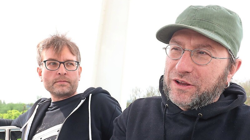 In luftiger Höhe gestanden die Rocket-Club Betreiber Oliver Rösch (rechts) und Thomas Widmair, dass sie bezüglich Volksfesten gänzlich unterschiedlicher Ansicht sind.