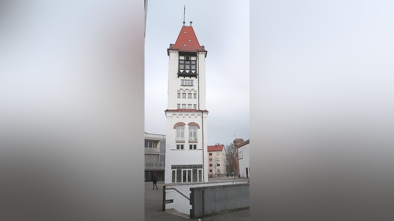 Frisch saniert prägt der markante Turm den Stadtteil Nikola.