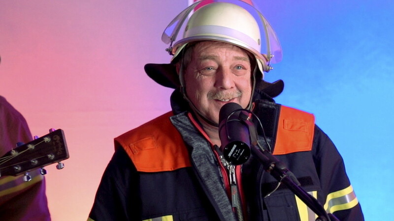 Der Feuerwehrmann Rudi Heimann singt am 17.11.2017 in einem Studio des Radiosenders Antenne Bayern in Unterföhring bei München (Bayern). Heimann hat mit seiner Wasserspritz-Aktion gegen Gaffer an einer Unfallstelle auf der A3 bei Aschaffenburg für Schlagzeilen gesorgt.