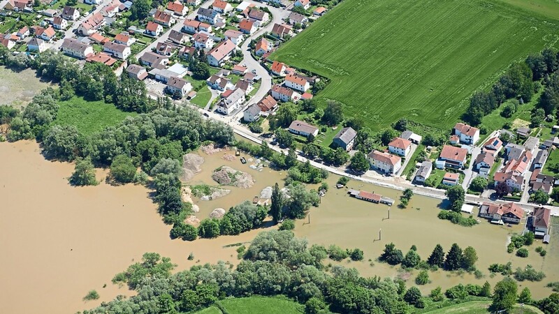So sah es beim Hochwasser 2013 am Schanzlweg aus: Der vordere Bereich stand meterhoch unter Wasser, der hintere wurde von einer Sandsack-Barriere geschützt