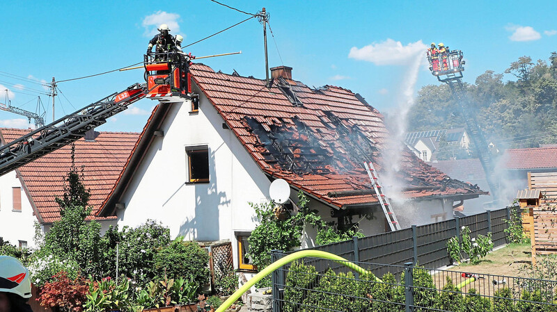 Von zwei Seiten rückten die Freiwilligen Feuerwehren Mainburg und Wolnzach dem Brandherd zu Leibe. Der Dachstuhl brannte vollständig aus.