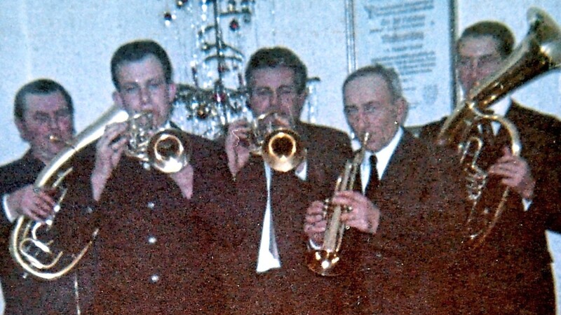 Die Sandsbacher Blaskapelle im Jahr 1963 (v.li.) Josef Kellnberger, Karl Brunner, Hermann Pritsch, Franz Hammerl und Hermann Teubl bei der Probe unterm Christbaum.