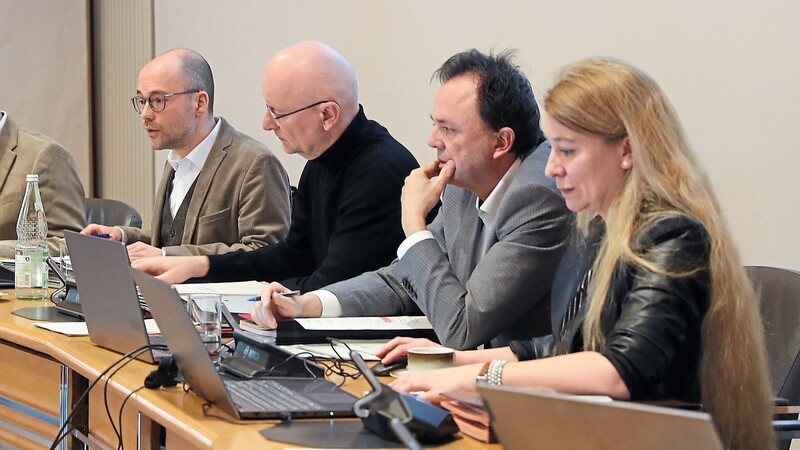 Kämmerer Klaus Peißinger und Oberbürgermeister Alexander Putz (Erster und Zweiter von links) präsentierten den Haushalt der Stadt Landshut für das Jahr 2023.