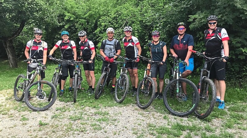 Die acht Mountainbiker des Rottenburger Skiclubs mit Organisator Florian Wittmann (l.) waren sich einig: Um sich auszupowern, müssen es nicht nur Touren in den Bergen sein.