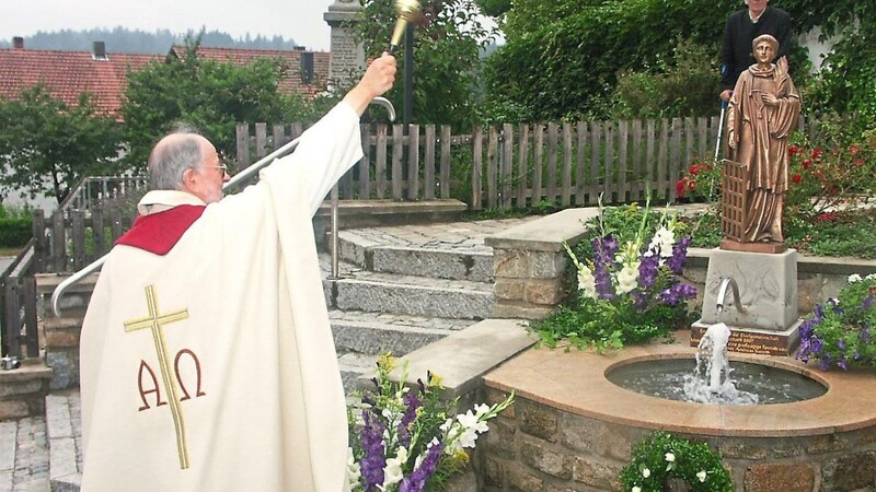 Pfarrer und Oberstudienrat i. R. Eduard Dietl erteilte am Patrozinium 2007 der Laurentiusstatue den kirchlichen Segen.