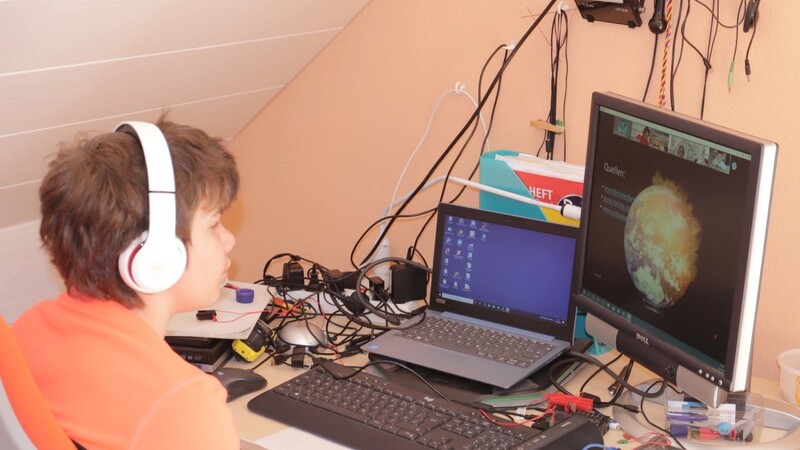 Brauchen Ausstattung: Schüler wie Thomas aus der siebten Klasse der Montessori-Schule Freising bei "Schule Daheim" mit einer Software, mit der Videokonferenzen möglich sind.