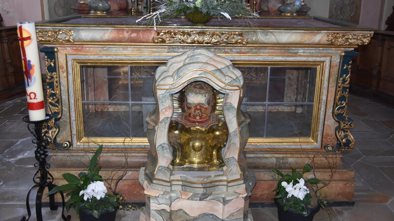 Das kunstvoll gefasste Haupt des Albert von Oberalteich vor seinem Hochgrab in der Pfarrkirche St. Peter und Paul in Oberalteich.