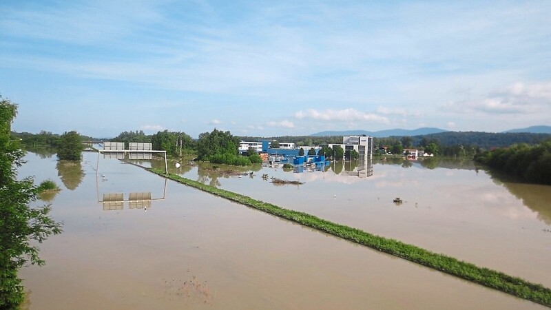 Der überflutete Ortsteil Fischerdorf bei der Flutkatastrophe 2013. Das Bild zeigt, dass Klimaschutz auch auf lokaler Ebene unabdingbar ist.