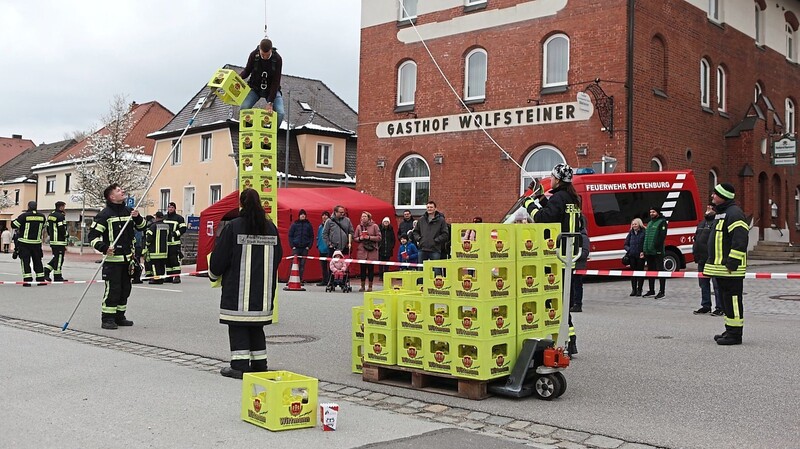 Geschicklichkeit war beim Tragerlsteigen der Feuerwehr Rottenburg nötig.