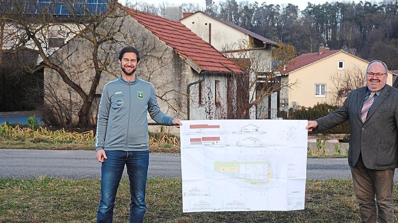 Der Schützenmeister der Jennerweinschützen Martin Schweiberger (l.) und Bürgermeister Ludwig Robold stehen auf dem Grundstück, auf dem das neue Schützenheim gebaut werden soll.