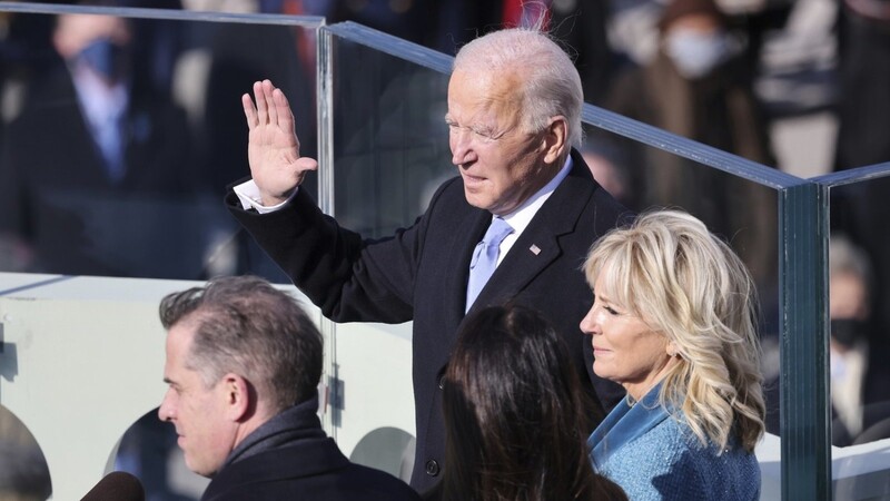Joe Biden wird von Chief Justice John Roberts als 46. Präsident der Vereinigten Staaten vereidigt, während Jill Biden die Bibel hält.