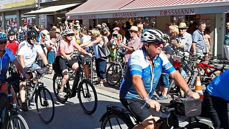 Rund 800 teilnehmende Radfahrerinnen und Radfahrer strampelten gut gelaunt die Untere Hauptstraße hoch zum Marienplatz.