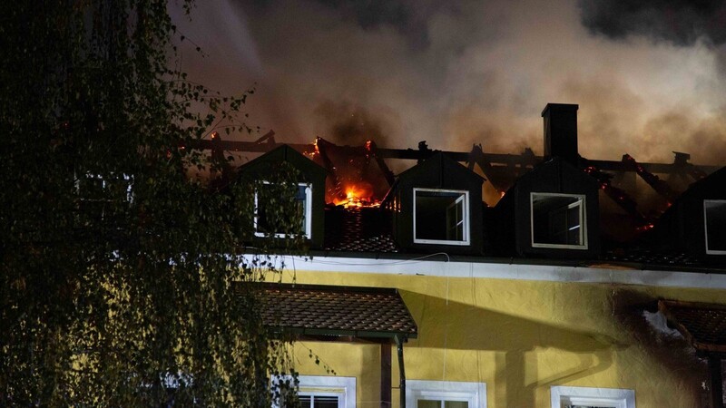 Beim Brand eines Mehrfamilienhaus in Reisbach sind in der Nacht auf Samstag vier Menschen ums Leben gekommen. Mindestens 20 weitere wurden verletzt.
