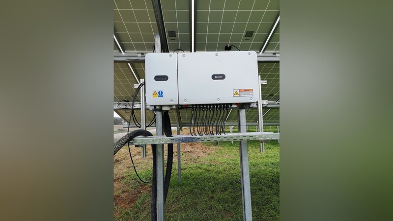 Technisches Know-how müssen die Diebe auf alle Fälle haben: 20 Wechselrichter montierten sie in der Nacht vom Mittwoch auf den Donnerstag im Solarpark Binsham ab.  Foto: OneSolar